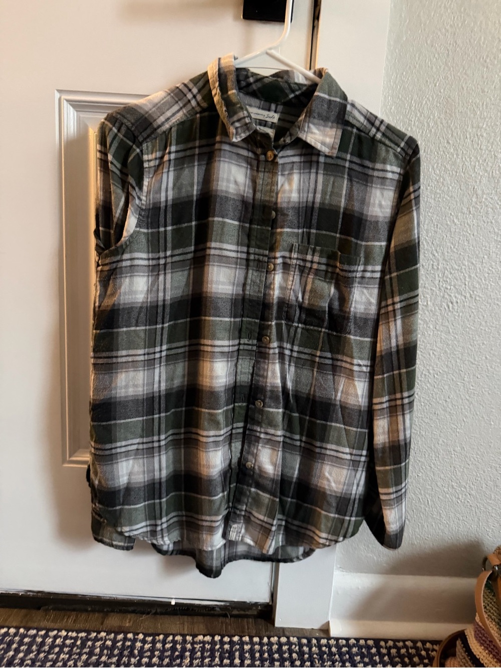 American Eagle Outfitters Green and Black Plaid Button-Down Shirt